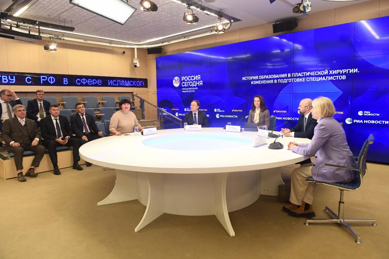 На площадке МИА «Россия Сегодня» прошел Круглый стол на тему: «История образования в пластической хирургии. Изменения в подготовке специалистов в связи с утверждением нового профессионального и федерального государственного образовательного стандартов»