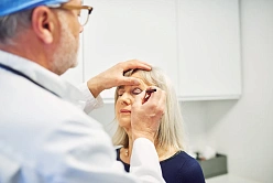 Птоз верхнего века: причины, классификация и способы коррекции